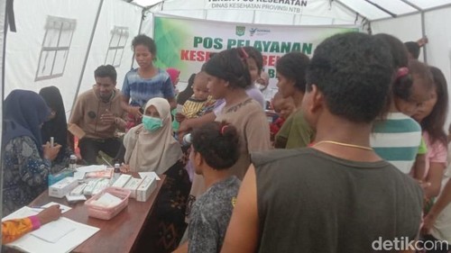 Pemeriksaan kesehatan warga Sumba NTT yang diungsikan ke kantor Dinsos Kabupaten Bima, NTB, Rabu, (16/1/2025). (Dok. Rafiin/detikBali)