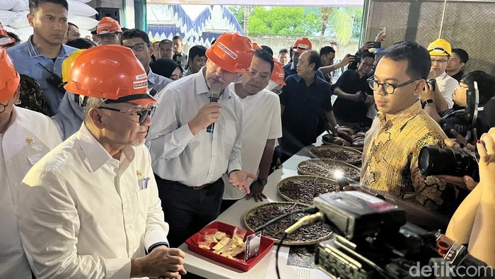 Menteri Koordinator Bidang Pangan, Zulkifli Hasan mengunjungi pabrik pengolahan coklat di Barry Callebaut, Kawasan Industri Makassar (KIMA) Jalan Ir Sutami, Makassar, Kamis (16/1/2025).