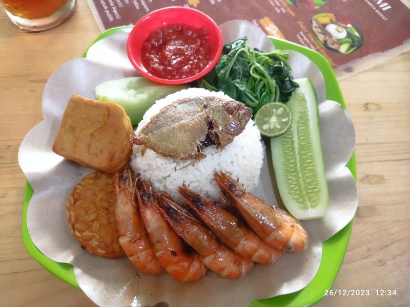 10 Nasi Tempong di Jakarta yang Sambalnya Pedas Nyengat