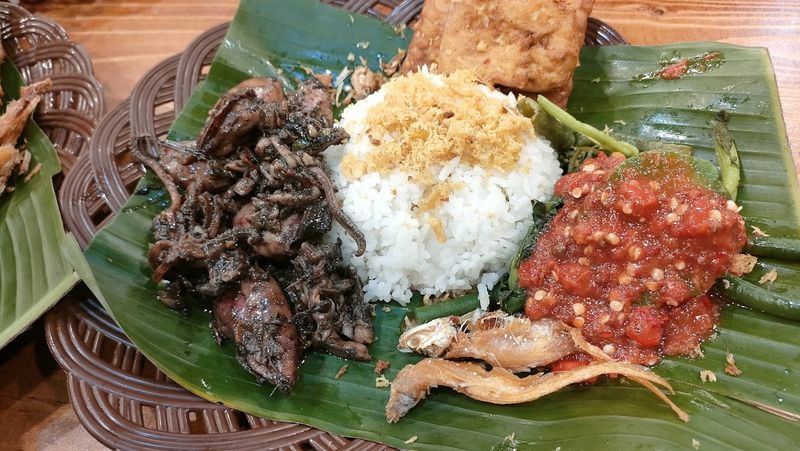 10 Nasi Tempong di Jakarta yang Sambalnya Pedas Nyengat