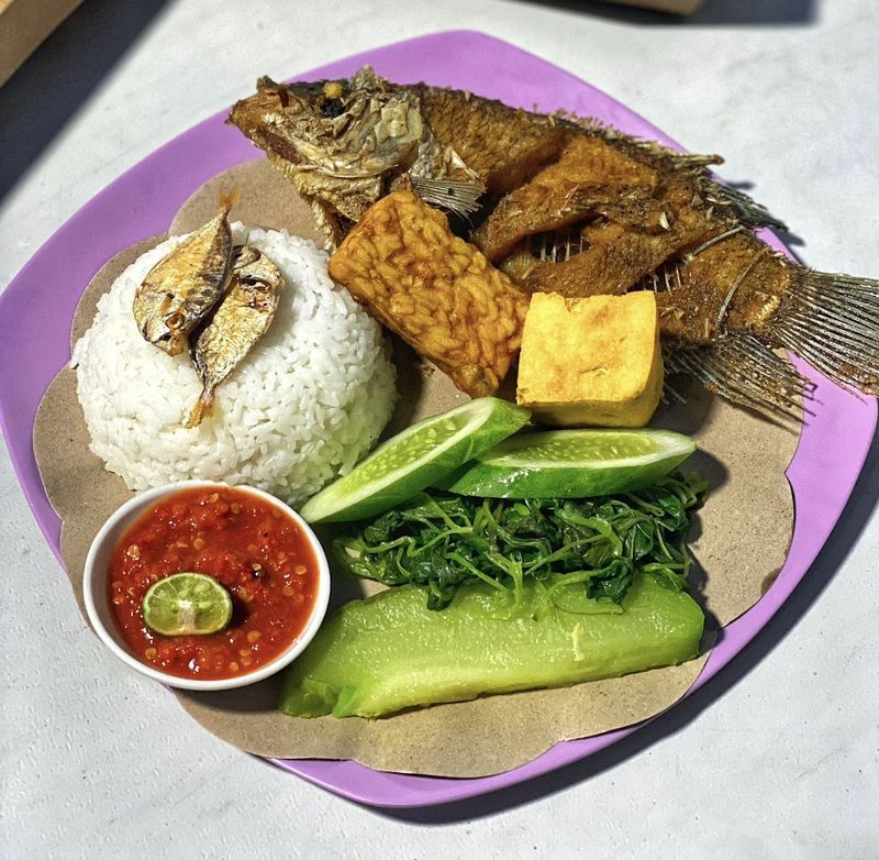 10 Nasi Tempong di Jakarta yang Sambalnya Pedas Nyengat