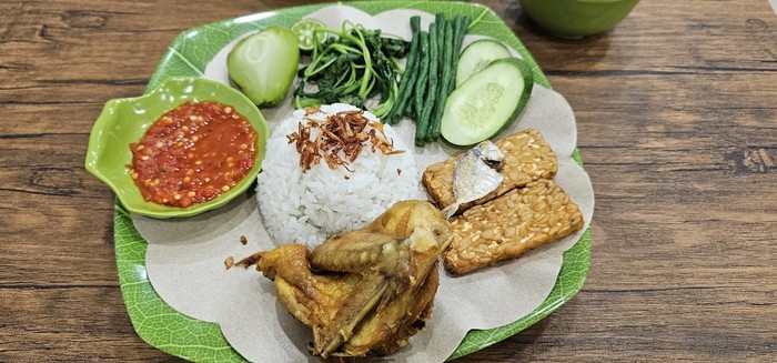 10 Nasi Tempong di Jakarta yang Sambalnya Pedas Nyengat