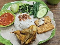 10 Nasi Tempong di Jakarta yang Sambalnya Pedas Nyengat