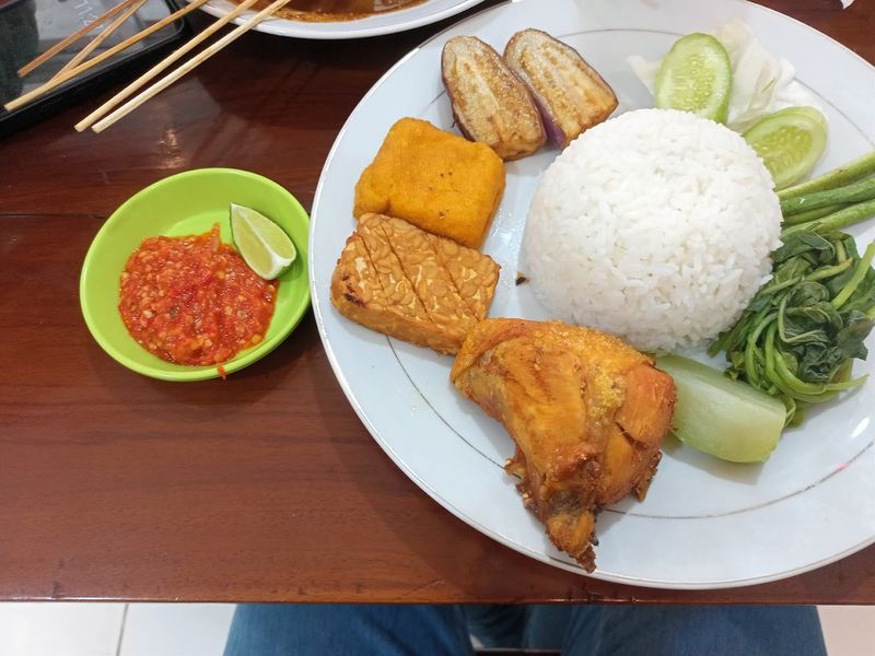 10 Nasi Tempong di Jakarta yang Sambalnya Pedas Nyengat