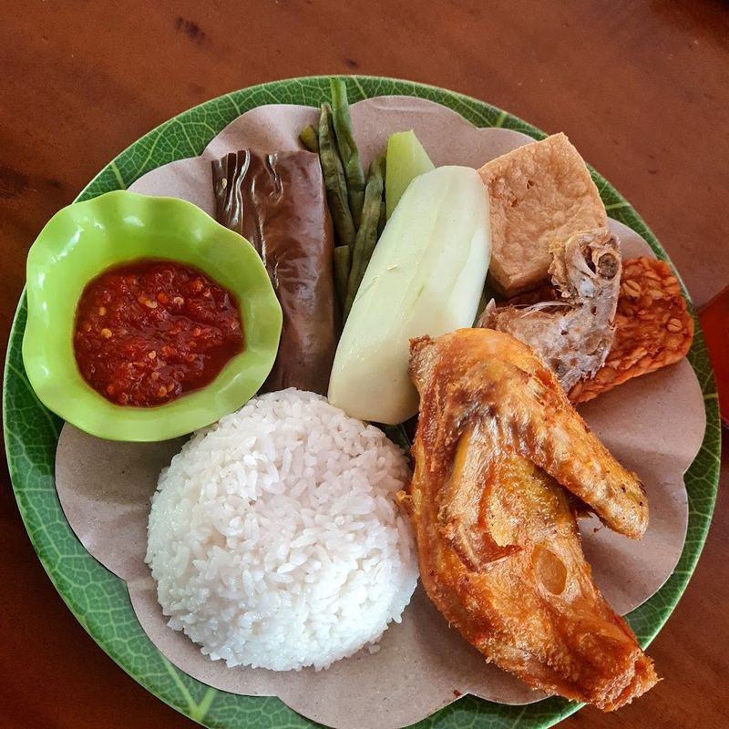 10 Nasi Tempong di Jakarta yang Sambalnya Pedas Nyengat