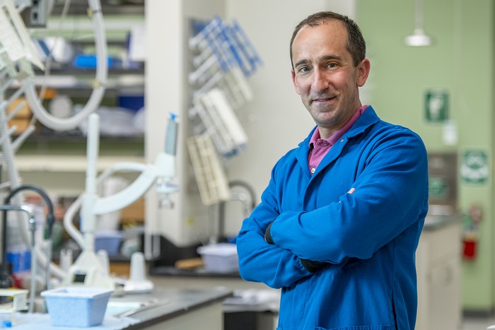 ahli bioteknologi Stanford Michael Fischbach dan timnya menciptakan vaksin topikal yang melindungi tikus dari tetanus.