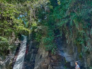 Menelusuri Keindahan Air Terjun Murundao yang Dikeramatkan di Ende