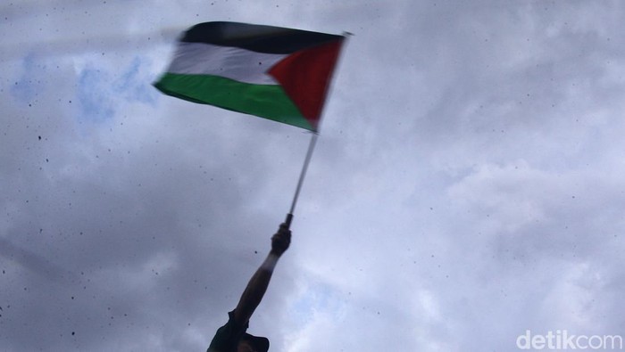 Massa dari berbagai organisasi menggelar aksi bela Palestina di depan Kedubes AS, Jakarta. Mereka mendukung penuh gencatan senjata antara Palestina dan Israel.