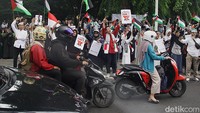 Meski hujan mulai turun tetapi aksi bela Palestina tetap berlangsung dan mereka menyerukan kebebasan Palestina yang sudah ada di depan mata. 