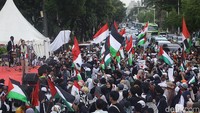 Aksi itu membuat lalu lintas tersendat. 