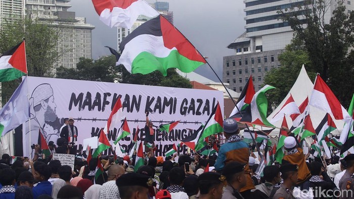 Aksi Bela Palestina Kembali Digelar di Kedubes AS Massa dari berbagai organisasi menggelar aksi bela Palestina di depan Kedubes AS, Jakarta. Mereka mendukung penuh gencatan senjata antara Palestina dan Israel.