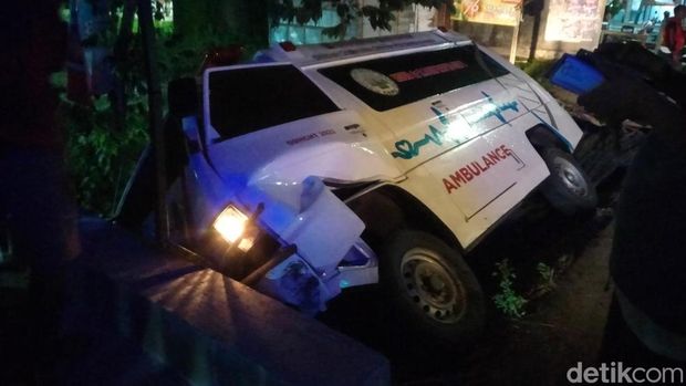 ambulans tabrak motor di Bojonegoro