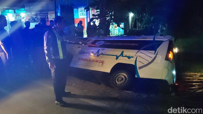 ambulans tabrak motor di Bojonegoro