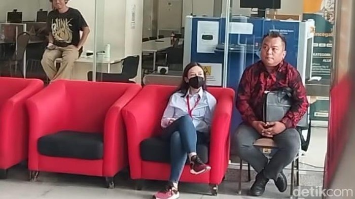 Anggota DPR Maria Lestari tiba di Gerung Merah Putih KPK pada Jumat (17/1/2025) penuhi panggilan KPK terkait kasus Hasto. Foto: Kurniawan/detikcom