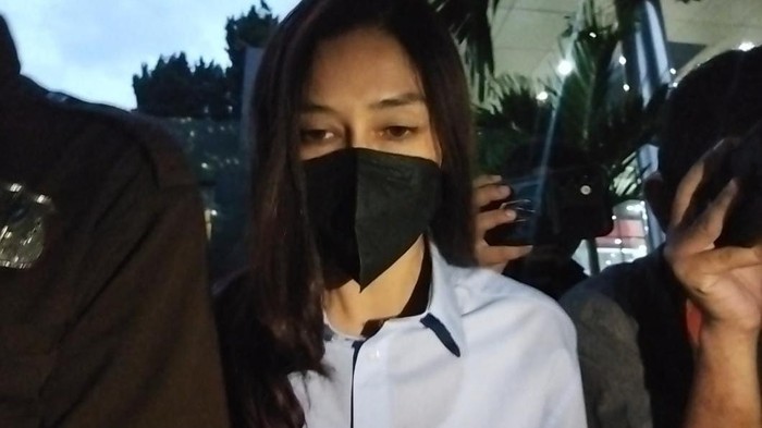 Anggota DPR Maria Lestari usai diperiksa KPK terkait kasus korupsi Hasto Kristiyanto pada 17 Januari 2025 (Kurniawan/detikcom)