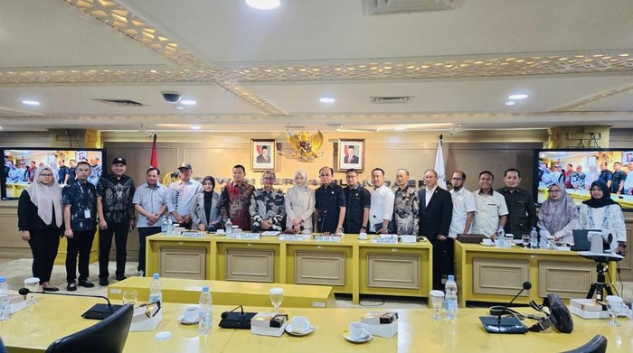 Anggota DPRD Bone beserta kepala desa mendatangi Kantor DPD-RI mendesak pencabutan moratorium untuk pemekaran Bone Selatan.