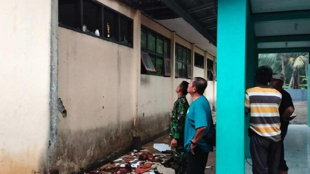 Atap ruang kelas SMAN 1 Sukadana rusak akibat tersambar petir.