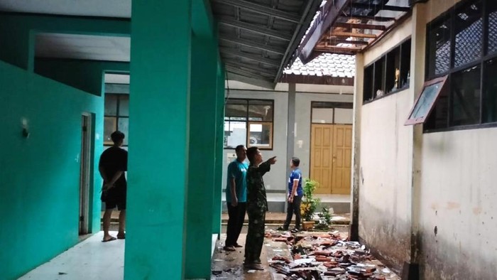 Atap ruang kelas SMAN 1 Sukadana rusak akibat tersambar petir.