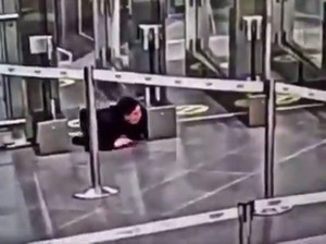 Nyaris Jadi Penumpang Gelap, Perempuan Ini Masuk Bandara dan Pesawat