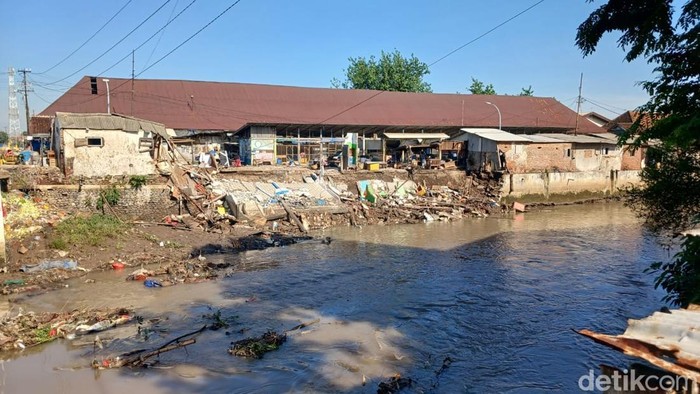 Bangli di Sempadan Sungai Gembong Pasuruan Hambat Normalisasi