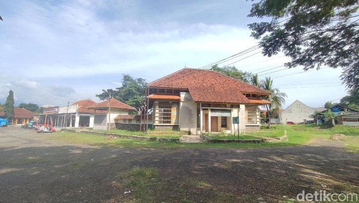 Bangunan Pusat Pemasaran Bersama Kabupaten Ciamis di Kecamatan Cihaurbeuti yang terbengkalai.