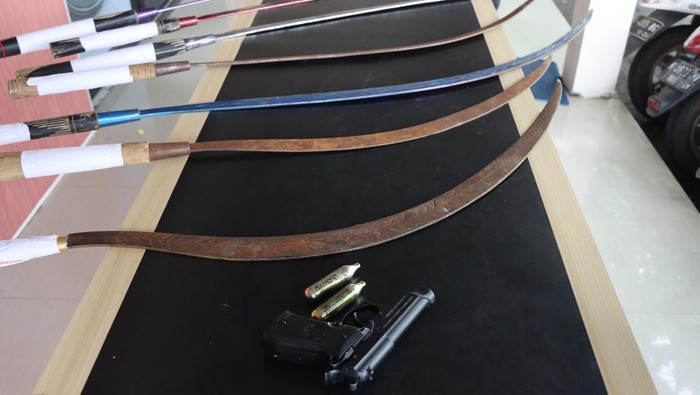 Barang bukti sajam dan pistol replika yang diamankan dari remaja mau tawuran di Pati, Sabtu (6/1/2025).