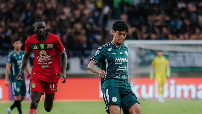 Gelandang PSS Sleman, Betinho saat menghadapi Persebaya di Stadion Manahan, Solo, Sabtu (11/1/2025).