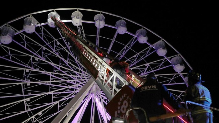 Firefighters rescue people trapped in a ferris wheel after an electrical fault in Vina del Mar, Chile January 17, 2025. REUTERS/Rodrigo Garrido