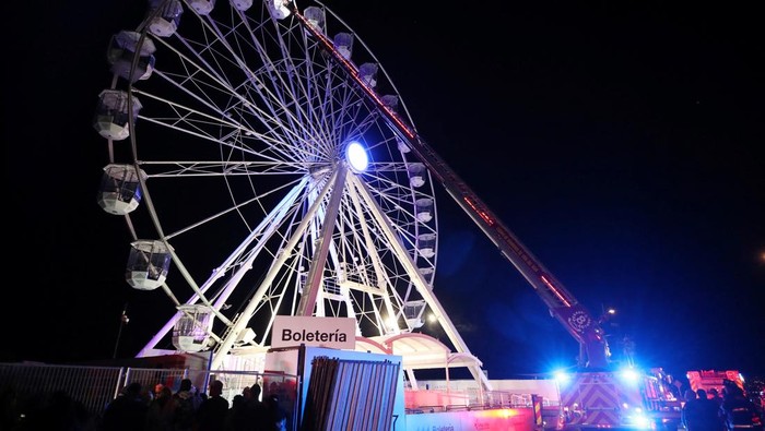 Firefighters rescue people trapped in a ferris wheel after an electrical fault in Vina del Mar, Chile January 17, 2025. REUTERS/Rodrigo Garrido