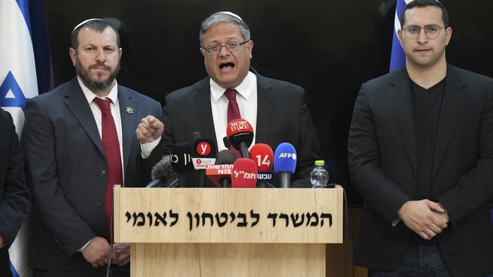 Israels far-right National Security Minister, Itamar Ben-Gvir, center, in a statement to the media, says he will quit if Israel approves Gaza ceasefire, at his office in Jerusalem on Thursday, Jan. 16, 2025. (AP Photo/Ohad Zwigenberg)