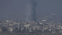 Serangan terbaru Israel juga makin gencar membombardir Gaza kemarin dan menyebabkan puluhan orang tewas. Militer Zionis mengatakan telah menyerang 50 target di seluruh wilayah itu selama 24 jam. (AP Photo/Tsafrir Abayov)  