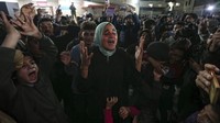 Pengumuman kesepakatan gencatan senjata antara Israel dan Hamas itu dirayakan seluruh warga Gaza. Mereka bahkan mengatakan itu merupakan malam paling bahagia sejak 7 Oktober 2023. (AP Photo/Abdel Kareem Hana)  