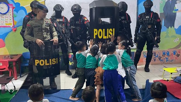 Brimob Polda Metro Bagikan Makan Bergizi Gratis di Sekolah Anak Jalanan (Dok Istimewa)