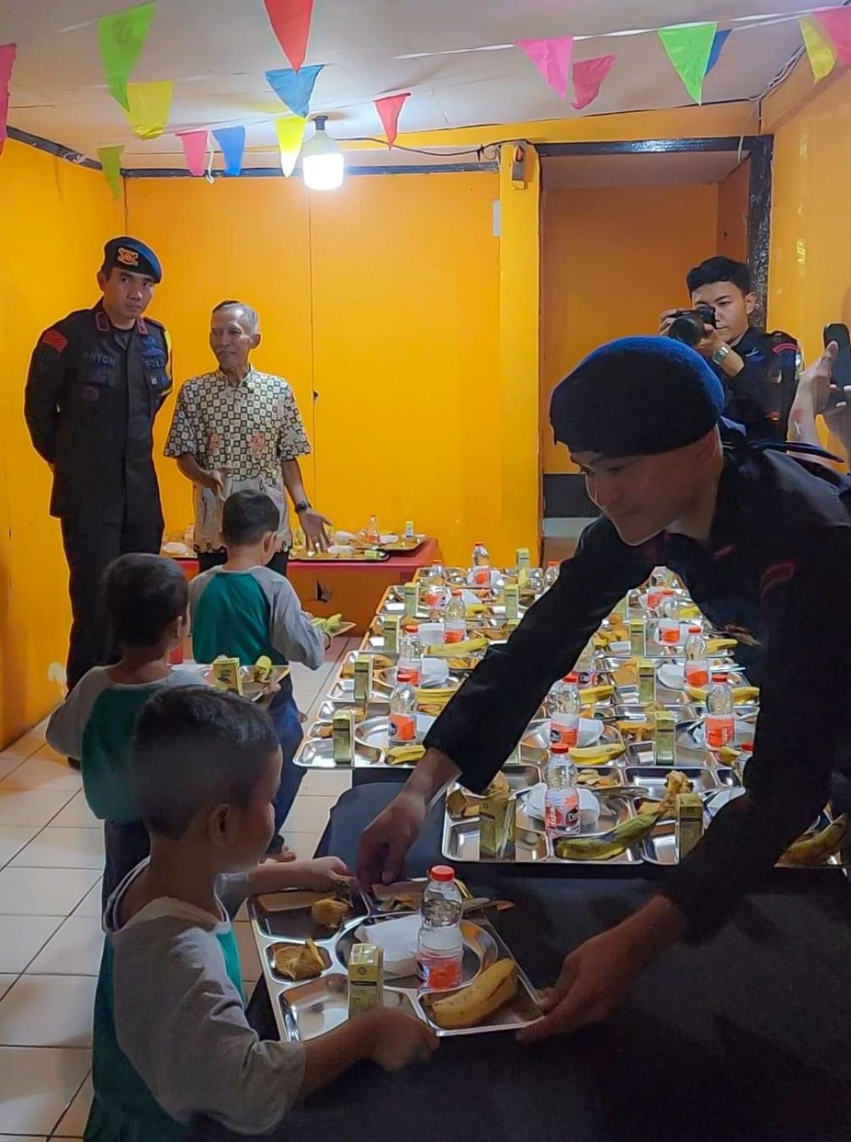 Brimob Polda Metro Bagikan Makan Bergizi Gratis di Sekolah Anak Jalanan