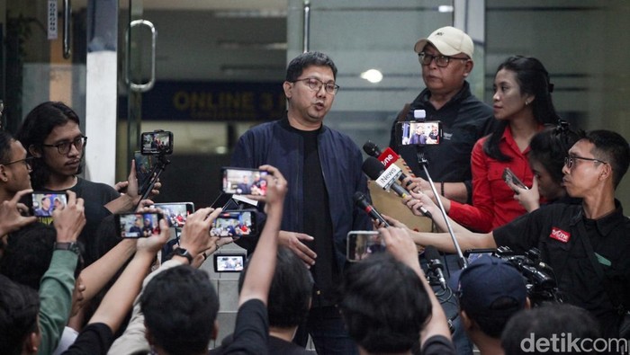 Bung Towel Polisikan Netizen Terkait Kasus Doxing Towel memberikan keterangan pers usai melaporkan kasus doxing dan penghinaan kepada dirinya dan keluarganya di SPKT Polda Metro Jaya, Jumat (17/1/2025). Towel menjelaskan, kejadian ini sudah mengganggu keluarganya.