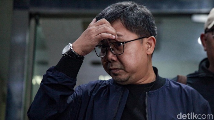Bung Towel Polisikan Netizen Terkait Kasus Doxing Towel memberikan keterangan pers usai melaporkan kasus doxing dan penghinaan kepada dirinya dan keluarganya di SPKT Polda Metro Jaya, Jumat (17/1/2025). Towel menjelaskan, kejadian ini sudah mengganggu keluarganya.