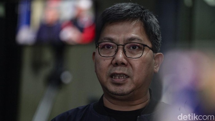 Towel memberikan keterangan pers usai melaporkan kasus doxing dan penghinaan kepada dirinya dan keluarganya di SPKT Polda Metro Jaya, Jumat (17/1/2025). Towel menjelaskan, kejadian ini sudah mengganggu keluarganya.