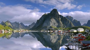 Ketika seluruh bukit di Reine, Norwegia, tertutupi salju. (Foto: Boredpanda)