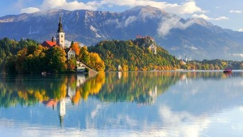Pemandangan danau Bled di Slovenia seperti di negeri dongeng. (Foto: Boredpanda)