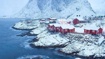 Hamnoy, desa kecil yang dekat dengan pantai dan bukit, terletak di Norwegia. (Foto: Boredpanda)
