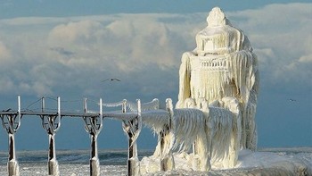 Mercusuar St. Joseph terletak di Michigan, Amerika Serikat, tetap kokoh meski dihantam badai dan salju. (Foto: Boredpanda)