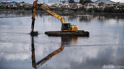 Cegah Banjir, Lumpur di Waduk Pluit Dikeruk