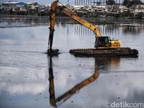 Cegah Banjir, Lumpur di Waduk Pluit Dikeruk