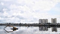 Alat berat mengeruk lumpur di Waduk Pluit, Jakarta Utara, Jumat (17/1/2025).  