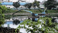 Pengerukan itu bertujuan untuk memperdalam Waduk Pluit sekaligus mencegah banjir saat musim hujan.  
