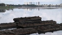 Tampak lumpur menumpuk usai dikeruk dari waduk.  