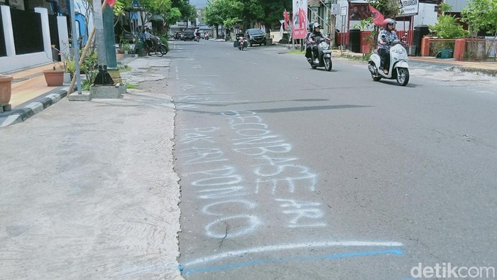 Penampakan Jalan Kopral Sayom, Klaten, yang dicoret-coret pedagang buntut kabar adanya relokasi CFD, Jumat (17/1/2025).