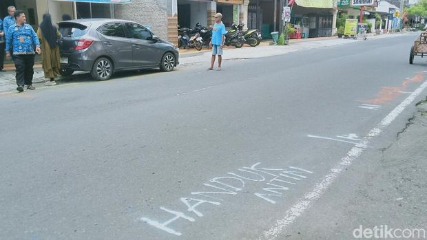Penampakan Jalan Kopral Sayom, Klaten, yang dicoret-coret pedagang buntut kabar adanya relokasi CFD, Jumat (17/1/2025).