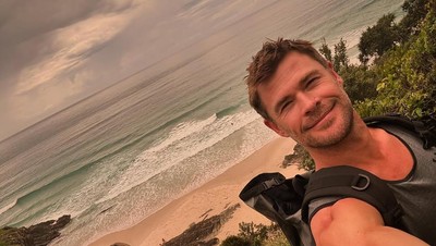 Potret Kegiatan Kesukaan Thor Saat Weekend: Surfing