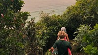 Chris Hemsworth rumahnya ada di Byron Bay, Australia. Kemungkinan besar, dia bersleancar tak jauh dari rumah mewahnya.
